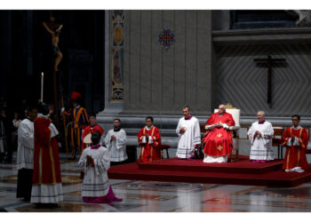 Acceso il cero e iniziata la lunga liturgia