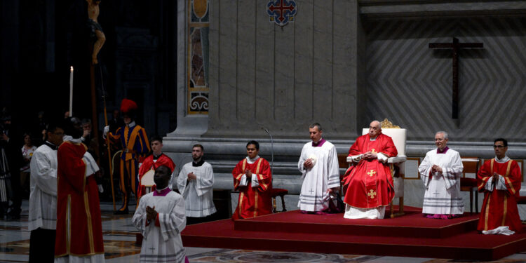 Acceso il cero e iniziata la lunga liturgia