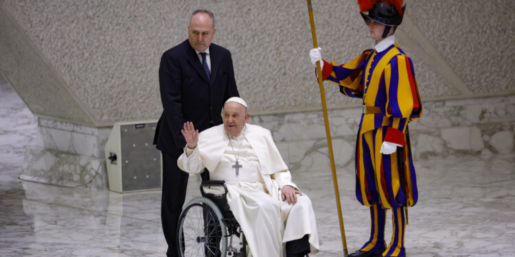 Francesco in forma nell'udienza alla Rai legge tutto il discorso