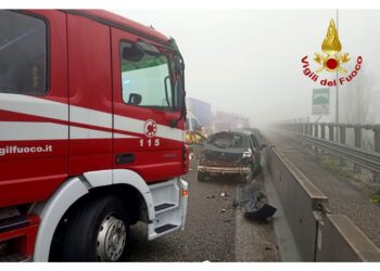 Scontro fra auto e almeno due mezzi pesanti