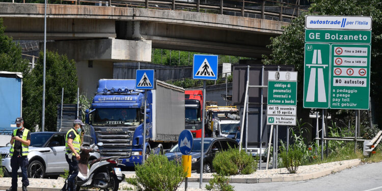 Coinvolti due Tir e un'auto