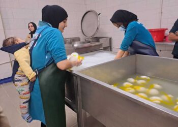 Celebrato con le donne in una fabbrica di mozzarelle