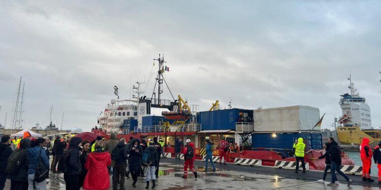 Raccolti altri 61 naufraghi e condizioni del mare proibitive