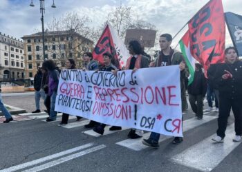 Striscione d'apertura chiede le dimissioni di Piantedosi