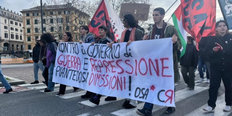 Striscione d'apertura chiede le dimissioni di Piantedosi