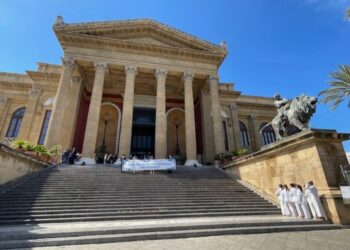 Insieme a 139 docenti scuole italiane davanti a teatro a Palermo