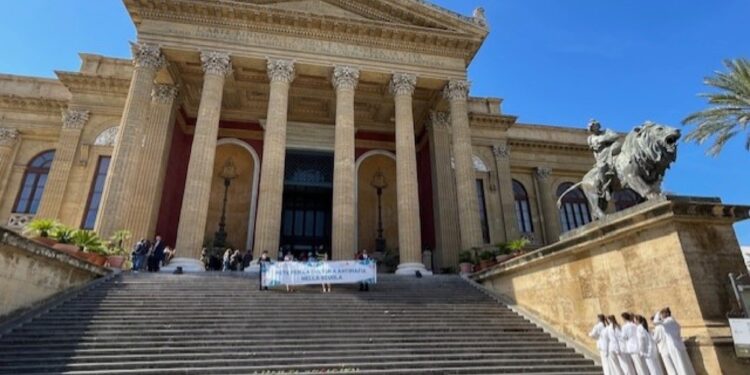 Insieme a 139 docenti scuole italiane davanti a teatro a Palermo