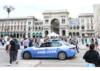 Gli agenti della Polizia lo hanno bloccato per violenza sessuale