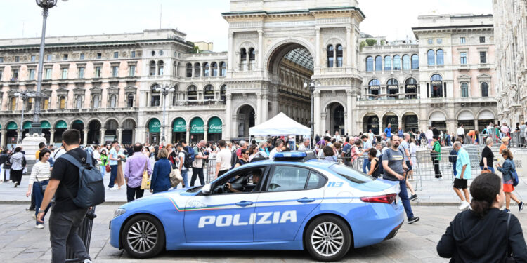 Gli agenti della Polizia lo hanno bloccato per violenza sessuale