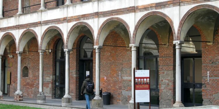 Protesta davanti alla facoltà di Scienze Politiche a Milano