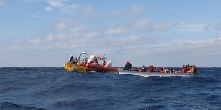 L'ultimo soccorso nella notte a barcone che si era rovesciato