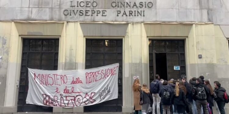 Tensione al Parini durante il picchetto degli studenti