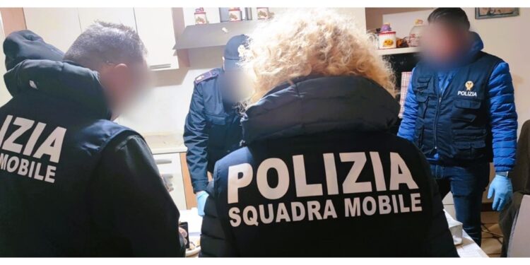 Spaccio di cocaina e pestaggi nei confronti di chi non pagava