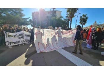 In centinaia a Imperia hanno manifestato con genitori e docenti