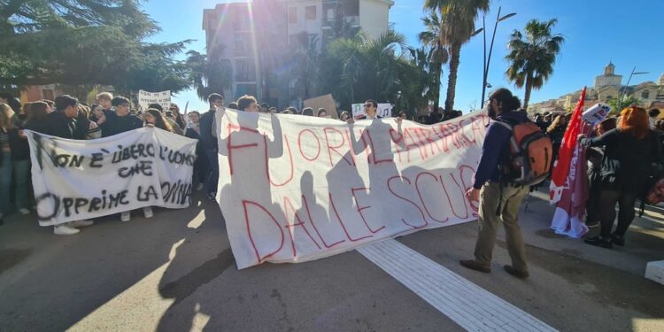 In centinaia a Imperia hanno manifestato con genitori e docenti