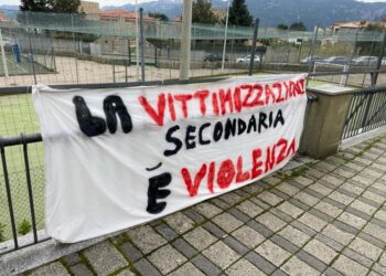 Donne in corteo e striscioni vicino al tribunale di Tempio