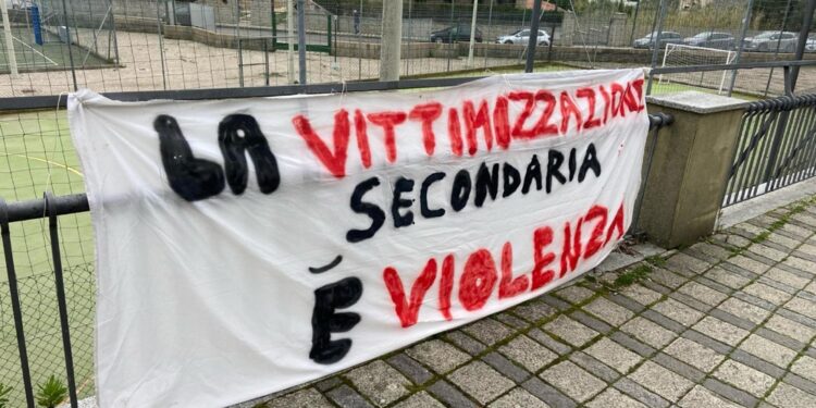 Donne in corteo e striscioni vicino al tribunale di Tempio