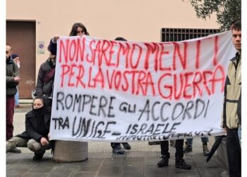 Studenti srotolano striscione all'inaugurazione anno accademico