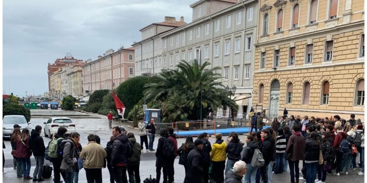 Assemblea pubblica di circa 100 ragazzi delle scuole superiori