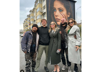 L'attrice all'inaugurazione con lo street artist