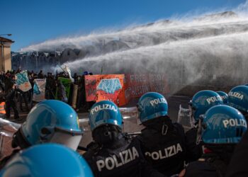 Avevano compiuto violenze per presenza israeliani a Fiera Oro