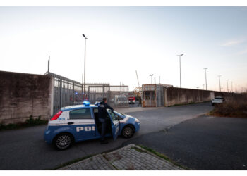 A fuoco sterpaglie dopo bomba carta durante sit-in