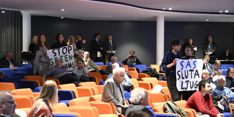 Fridays for Future chiede risposte ai vertici della compagnia