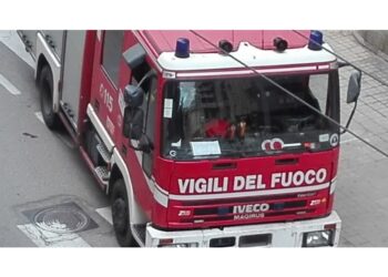 L'intervento dei vigili del fuoco nella notte in un appartamento