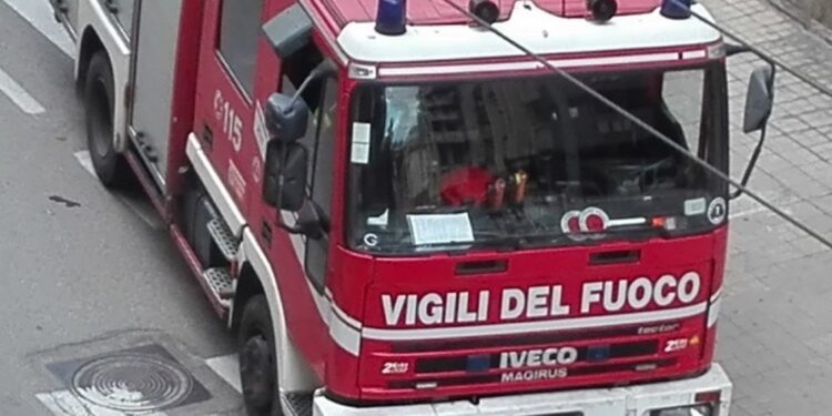 L'intervento dei vigili del fuoco nella notte in un appartamento