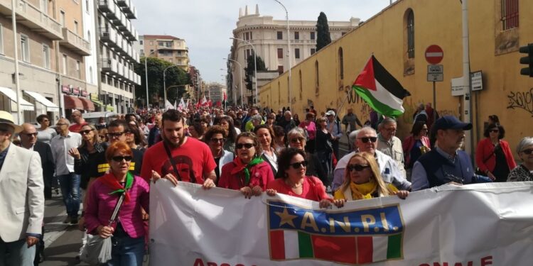 In piazza anche comitato pro Palestina. Presidente Todde a Nuoro