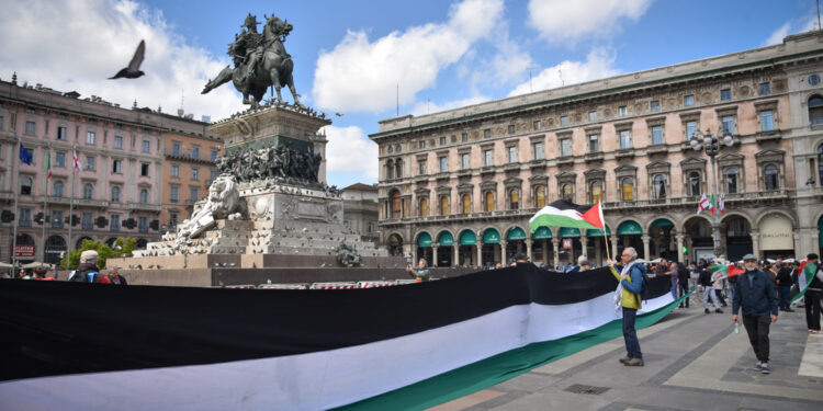 Piazza piena in attesa dell'arrivo del corteo ufficiale