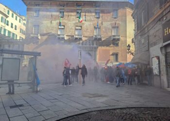 Centinaia in corteo e davanti alla Prefettura con Cgil e Uil