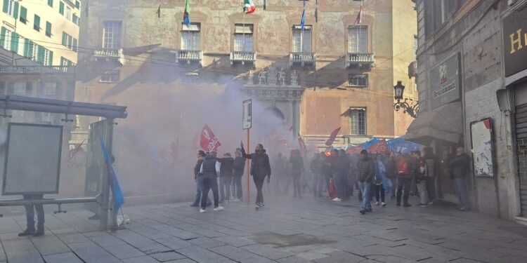 Centinaia in corteo e davanti alla Prefettura con Cgil e Uil