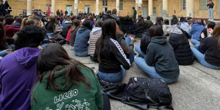 Ragazzi del Colombo 'protestiamo anche contro repressione'