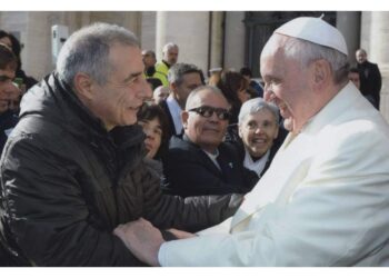 Parroco di Bitti tra la gente con la sua mezza birra evangelica