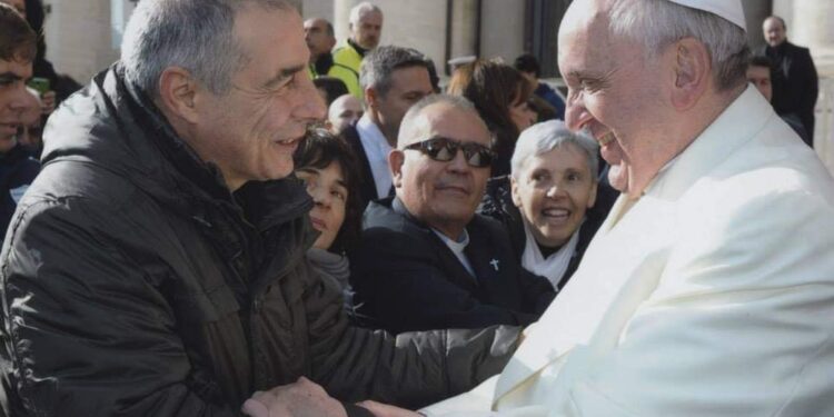 Parroco di Bitti tra la gente con la sua mezza birra evangelica