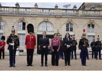 Cambio della guardia incrociato all'Eliseo e Buckingham Palace