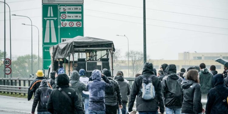 Gli "attivisti l'unica via di uscita è la giustizia climatica"