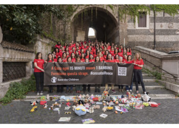 Striscione Save the children a Roma