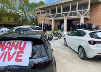 Feretro accompagnato da un corteo di moto