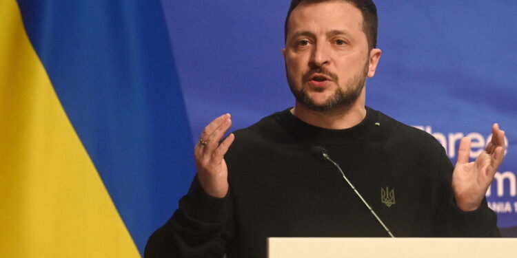 Zelensky: 'Nella città distrutto un edificio residenziale'