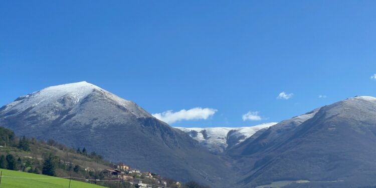 Norcia circondata dal bianco delle montagne