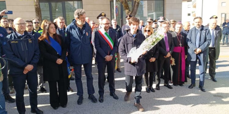 Fiori a caserma Gdf e Casa Studente per il 15/o anniversario