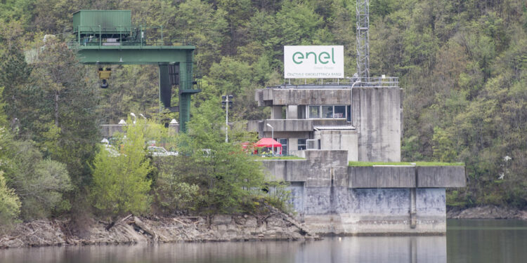 L'operaio 35enne ricoverato dopo l'esplosione