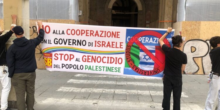 Striscione al rettorato 'Stop al genocidio in Palestina'