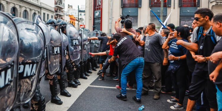 Proseguono le proteste per gli esuberi di impiegati statali