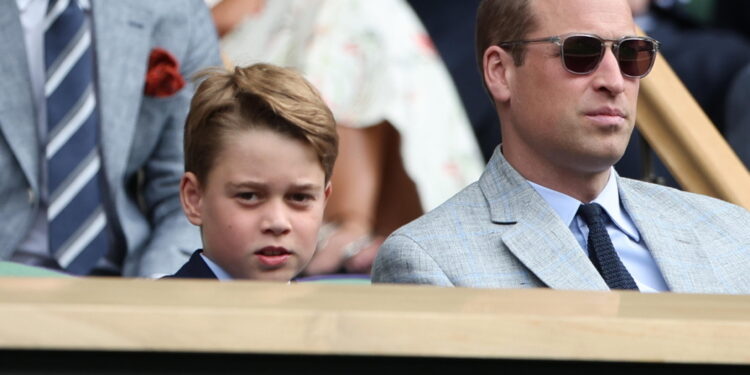 Va allo stadio a Birmingham col figlio George per vedere partita