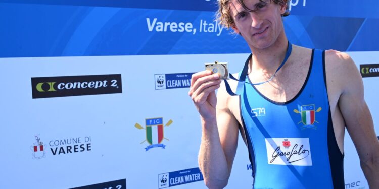 Patrick Rocek con la medaglia d'oro (foto canottaggio.org-Perna)