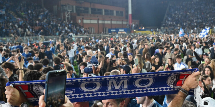 Un momento della festa per la promozione allo stadio Sinigaglia (foto Roberto Colombo)