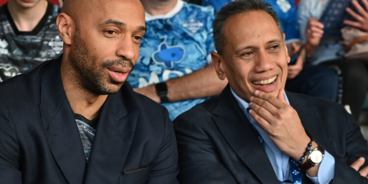 Thierry Henry con Mirwan Suwarso (foto Roberto Colombo)